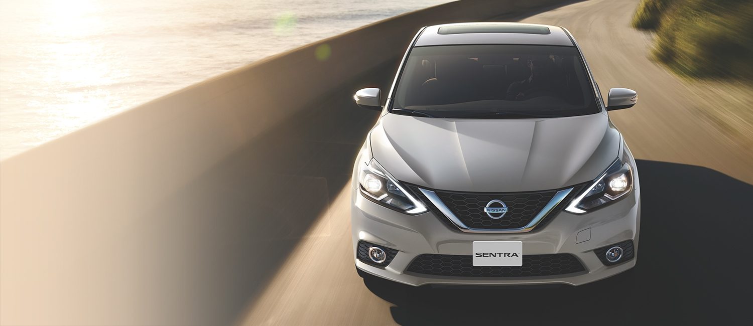 Nissan Sentra color blanco en el camino | Nissan México