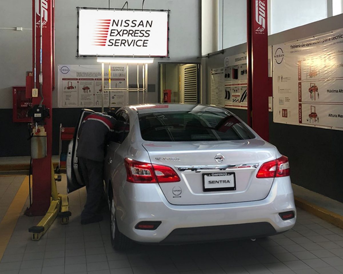 Vista trasera de Nissan SENTRA color plata en rampa de servicio en Nissan Express Service.