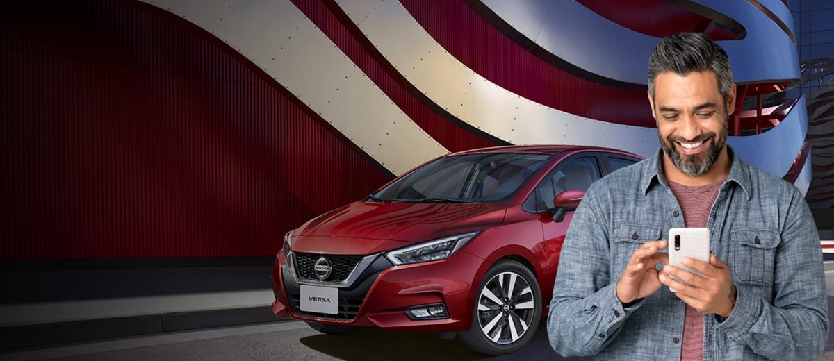 Imagen de Nissan Versa rojo con los beneficios de la cobertura general de Asistencia Vial Nissan.