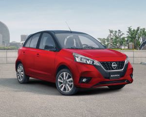 Imagen vista frontal de Nissan March rojo estacionado en la calle