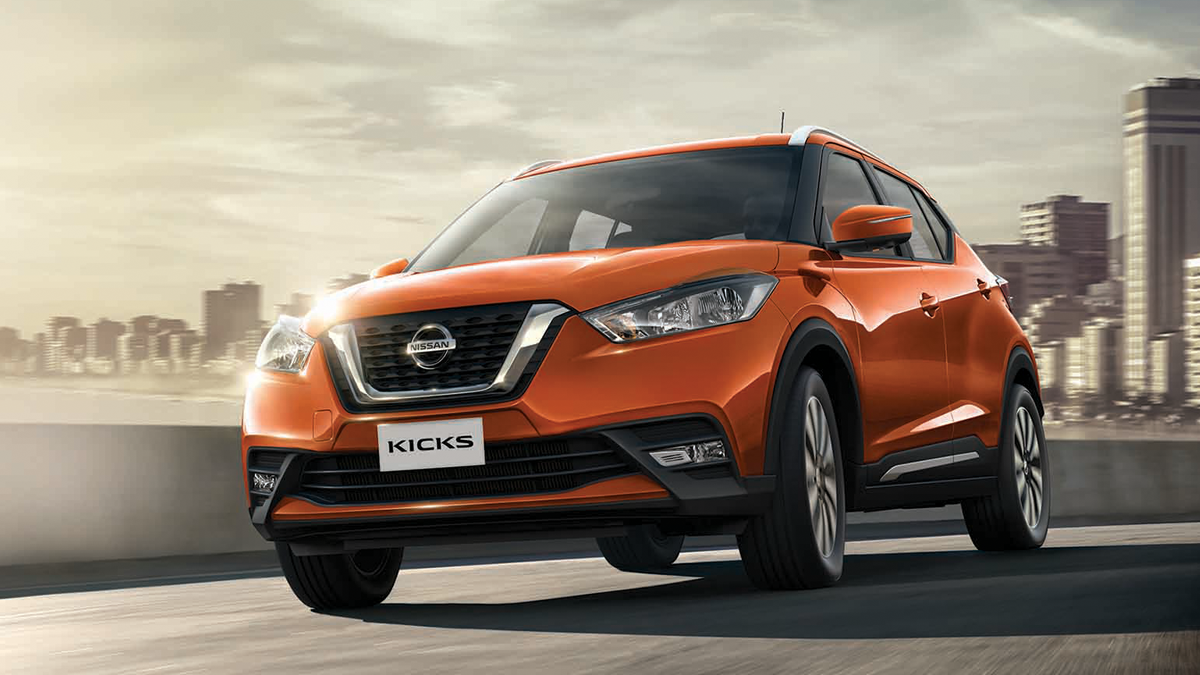 Imagen de Nissan Kicks naranja en ciudad