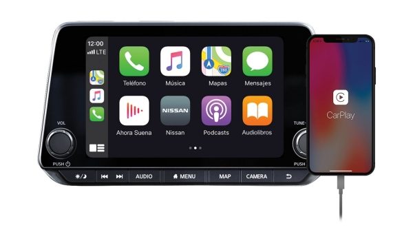 iPhone conectado a pantalla de Nissan Altima 2024
