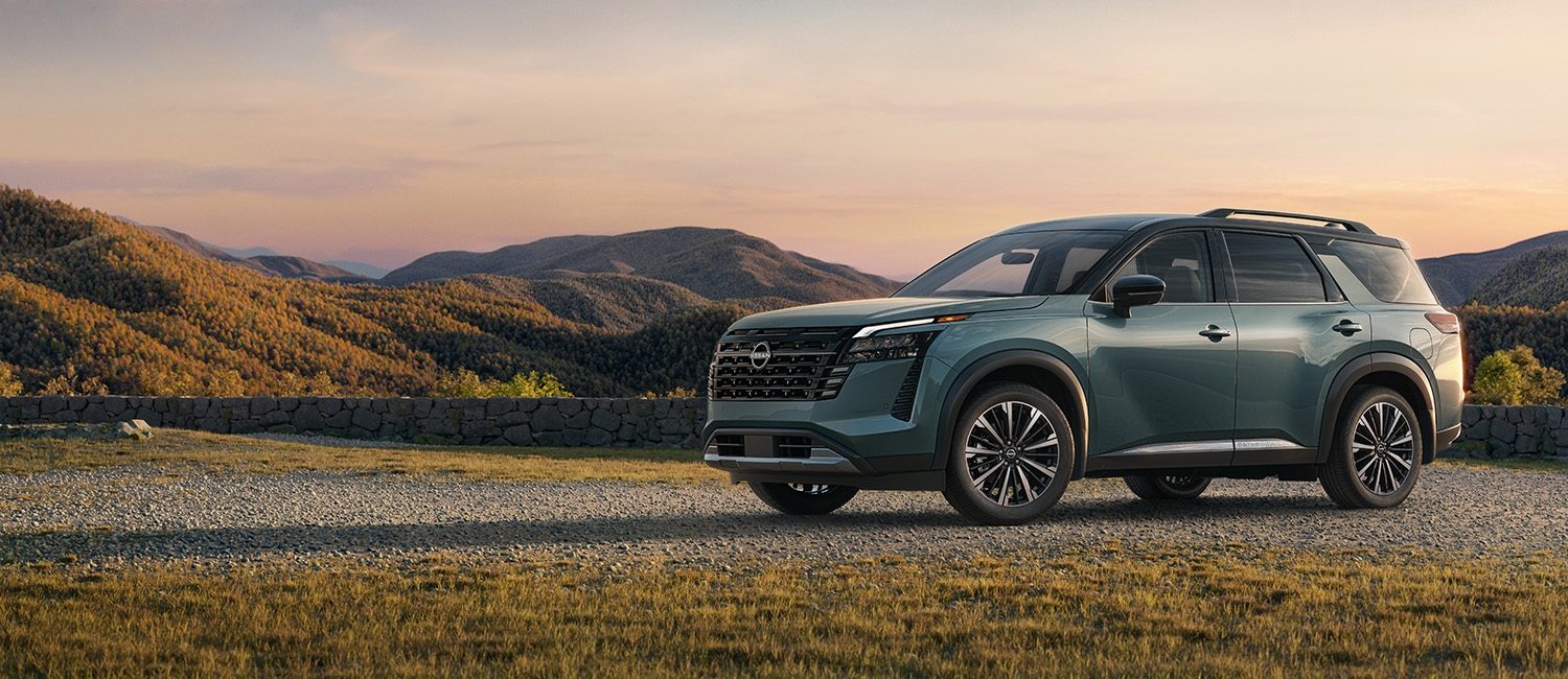 Una pareja de ejecutivos, caminan de la mano en un entorno moderno junto un imponente Nissan Pathfinder