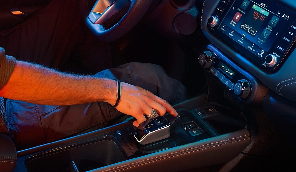 Nissan e-POWER 2022 vista exterior de hombre con manos en el volante con Más Autonomía