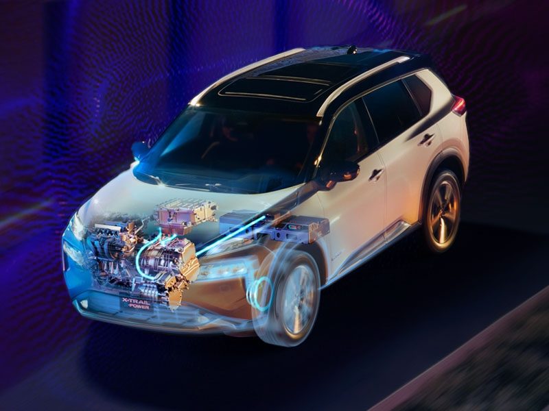 Nissan e-POWER 2022 vista exterior de hombre con manos en el volante con Más Autonomía
