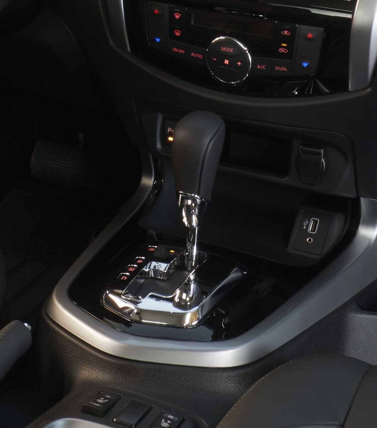Nissan Frontier 2023 cuenta con transmisión manual y automática de 6 velocidades