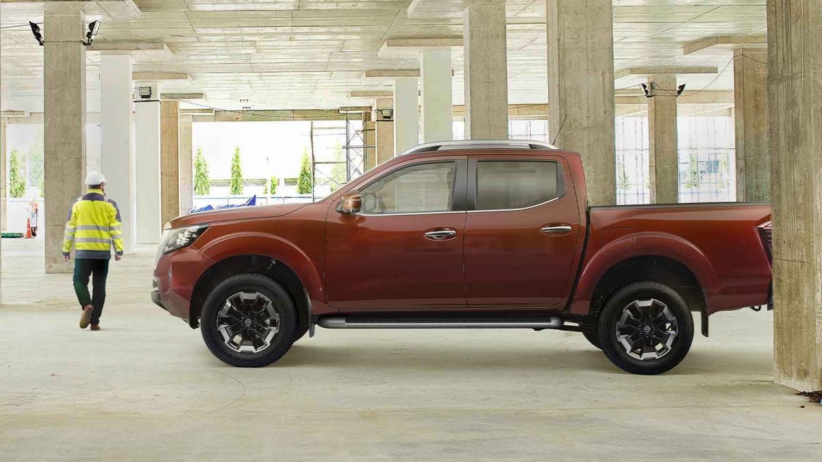 Estribos laterales de Nissan Frontier 2023
