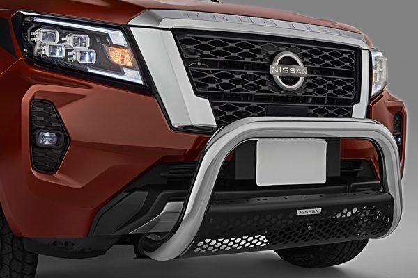 Tumbaburros cromado diseñado para Nissan Frontier 2024