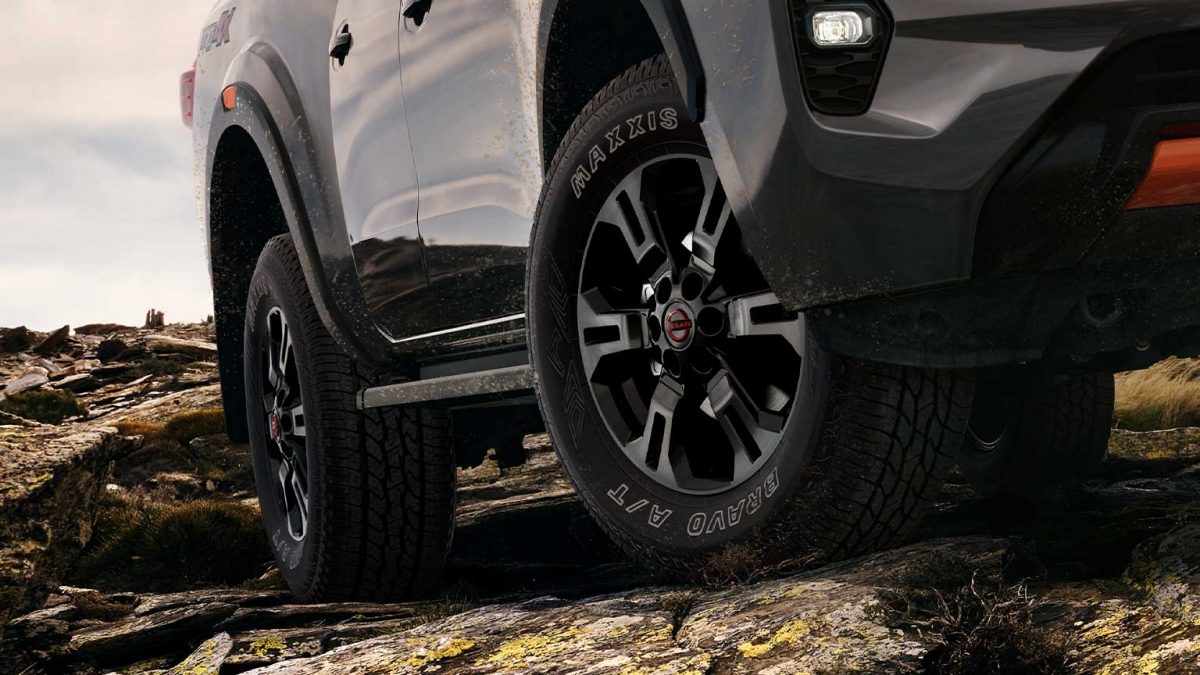 Nissan Frontier PRO-4X 2026 tiene llantas todo terreno que te llevan hasta donde quieras