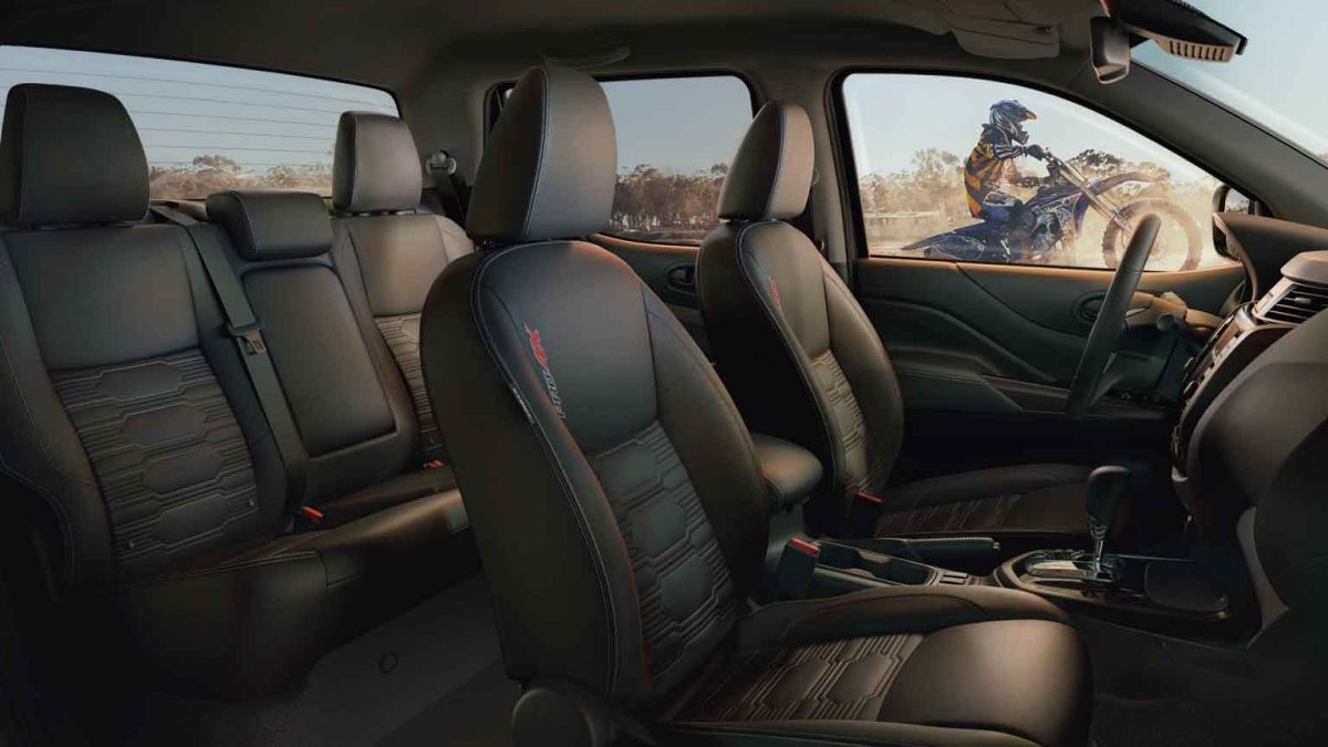 Siente el poder y comodidad del espacio interior de Nissan Frontier PRO-4X 2026