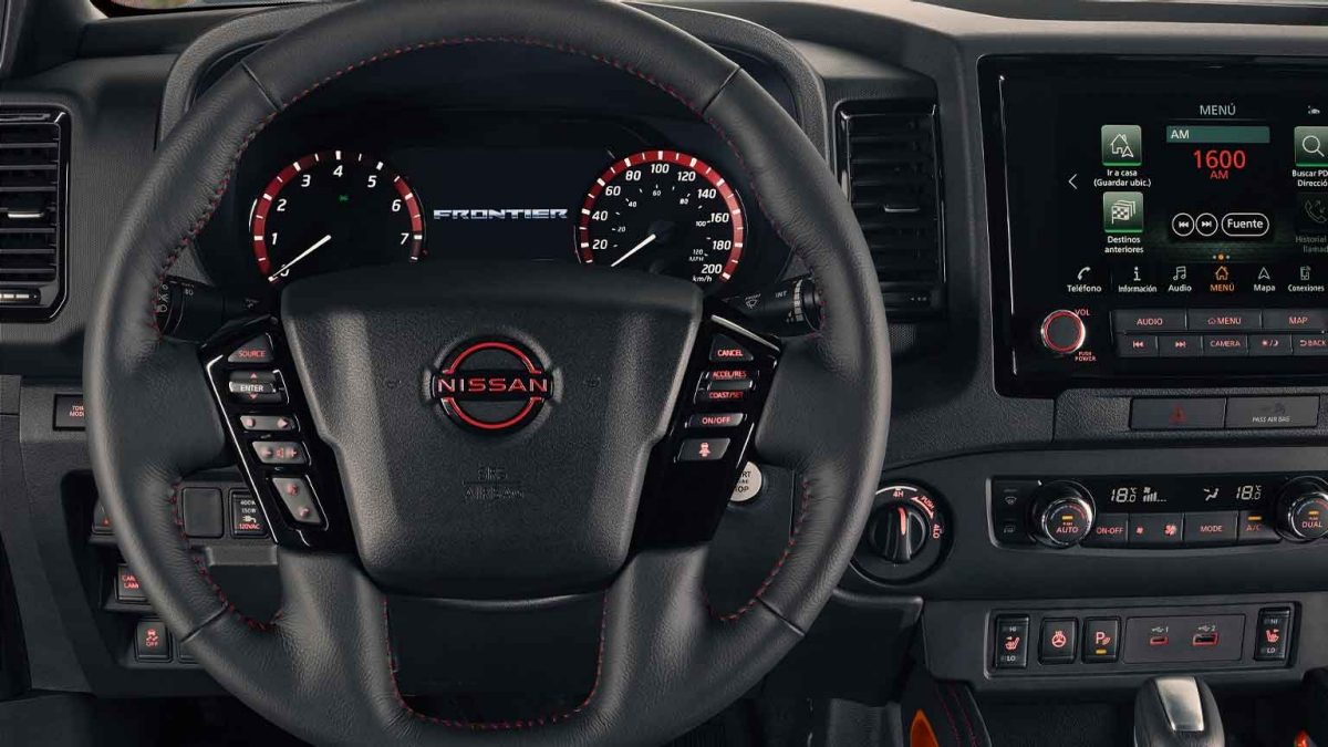 Controles al volante de la Pickup Nissan Frontier V6 PRO-4X 2024