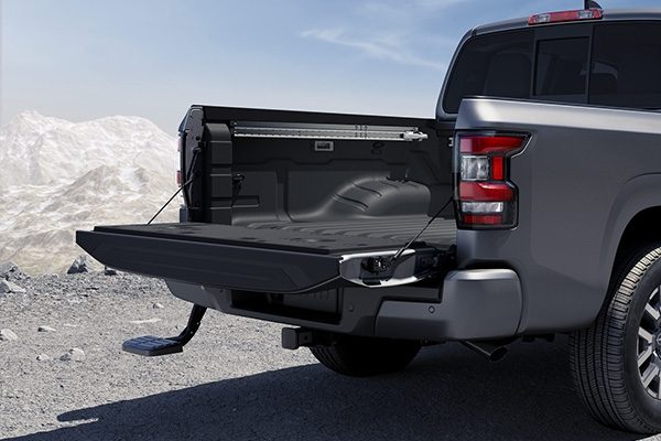 Accesorio Escalón retráctil para acceso al área de carga para Nissan Frontier V6 PRO-4X 2024