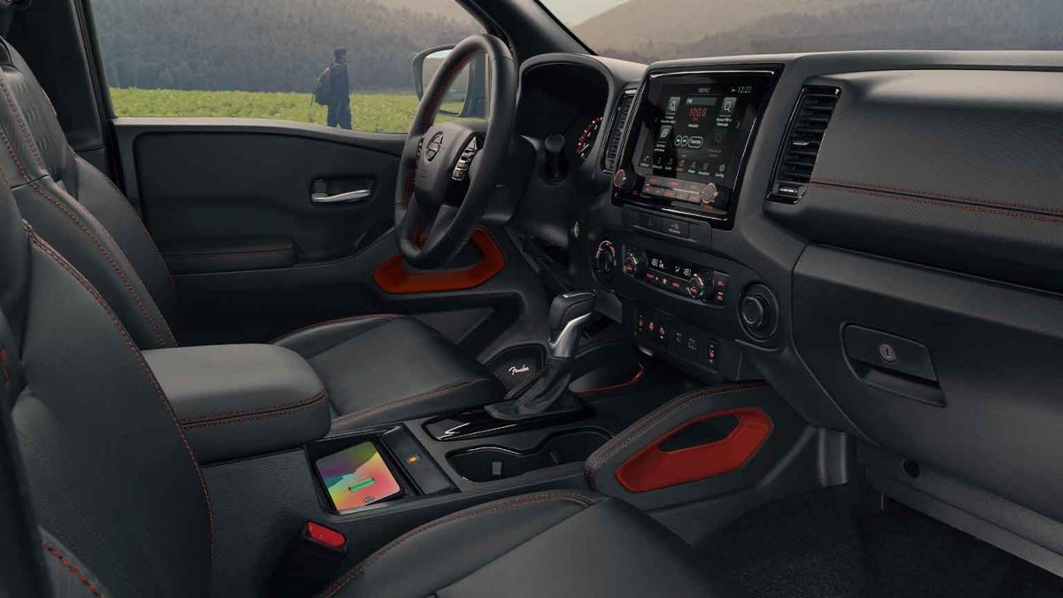 Cabina de la Pickup Nissan Frontier V6 PRO-4X 2024 con Pantalla de info entretenimiento a color de 9 pulgadas