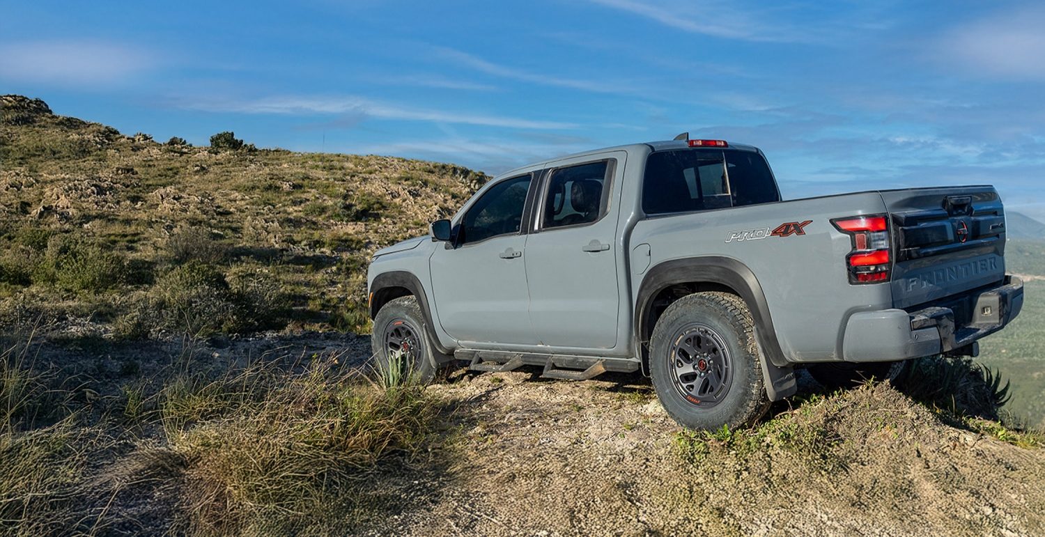 Nissan Frontier V6 PRO-4X sobre carretera con amortiguadores Bilstein para superar cualquier obstáculo