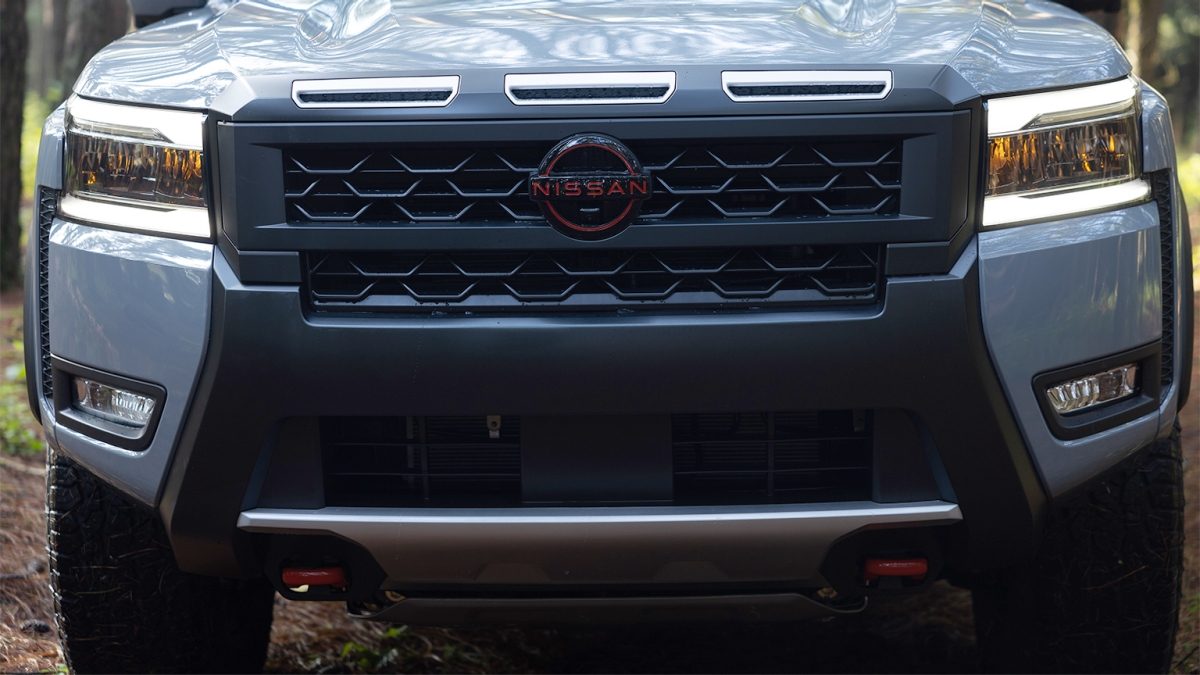 Nissan Frontier V6 2025 parrilla robusta