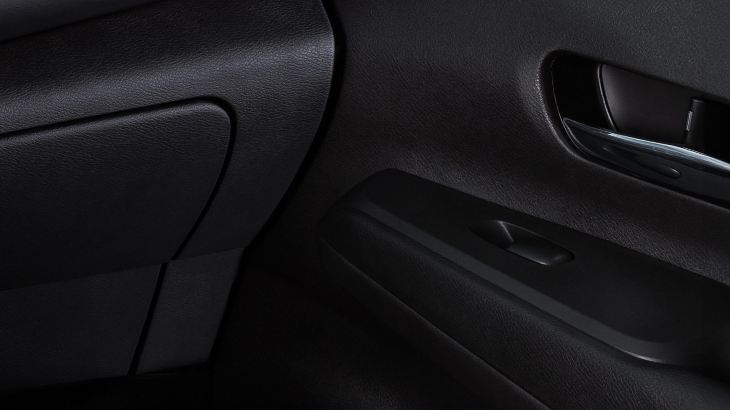 Nissan Kicks Play 2025 interior puerta