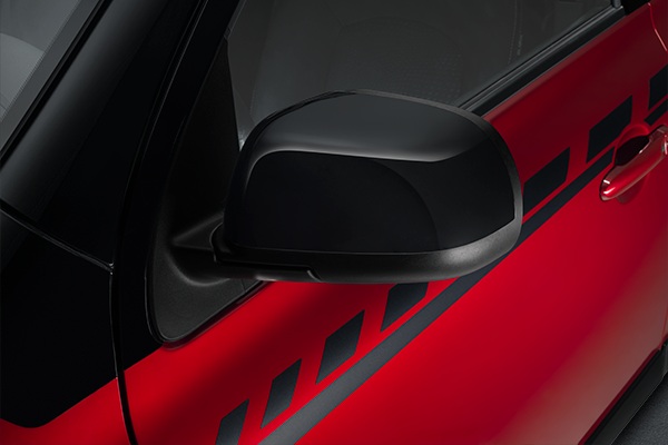 Detalle del protector de espejos de Nissan March que amplifica su cuidado