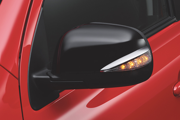Detalle de las luces direccionales para espejo de Nissan March que amplifican la seguridad