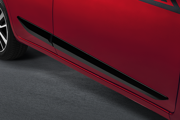 Detalle de la moldura color negro para puerta de Nissan March que amplifica su estilo