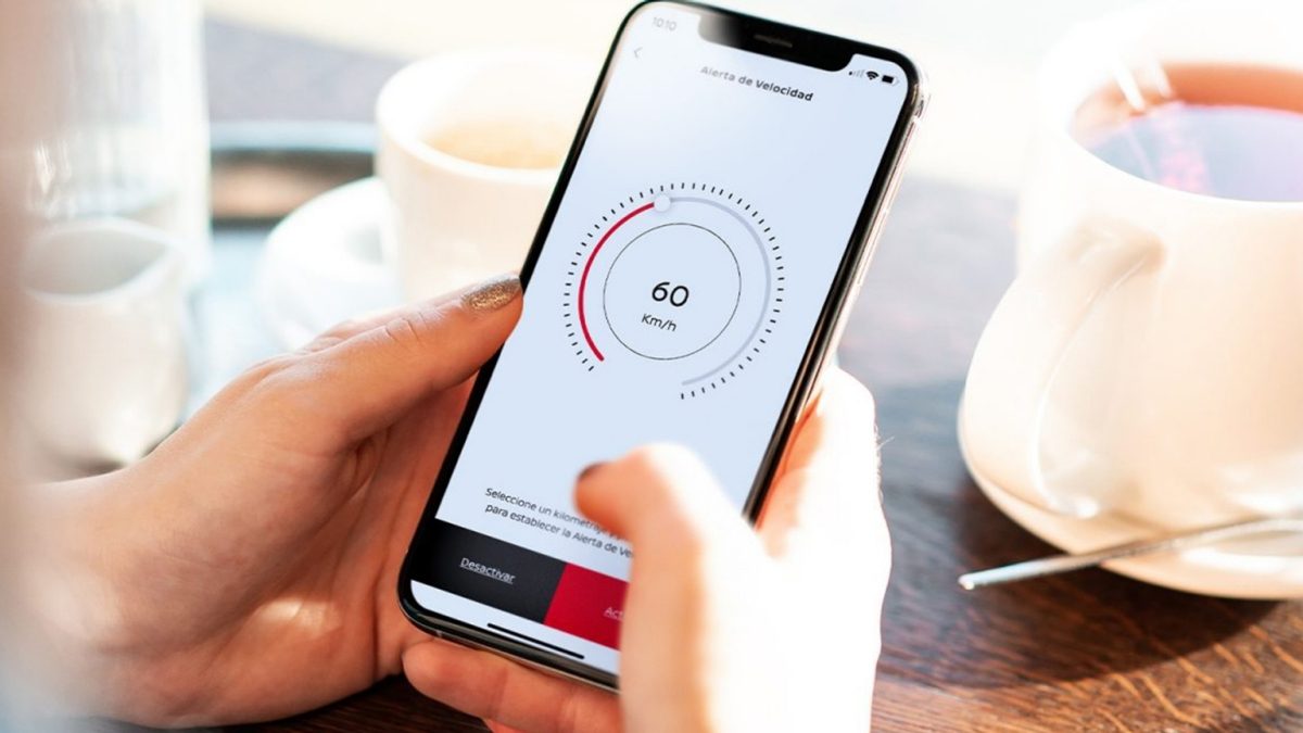 Vista de cómo con Nissanconnect se puede monitorear la velocidad de Nissan March a la distancia