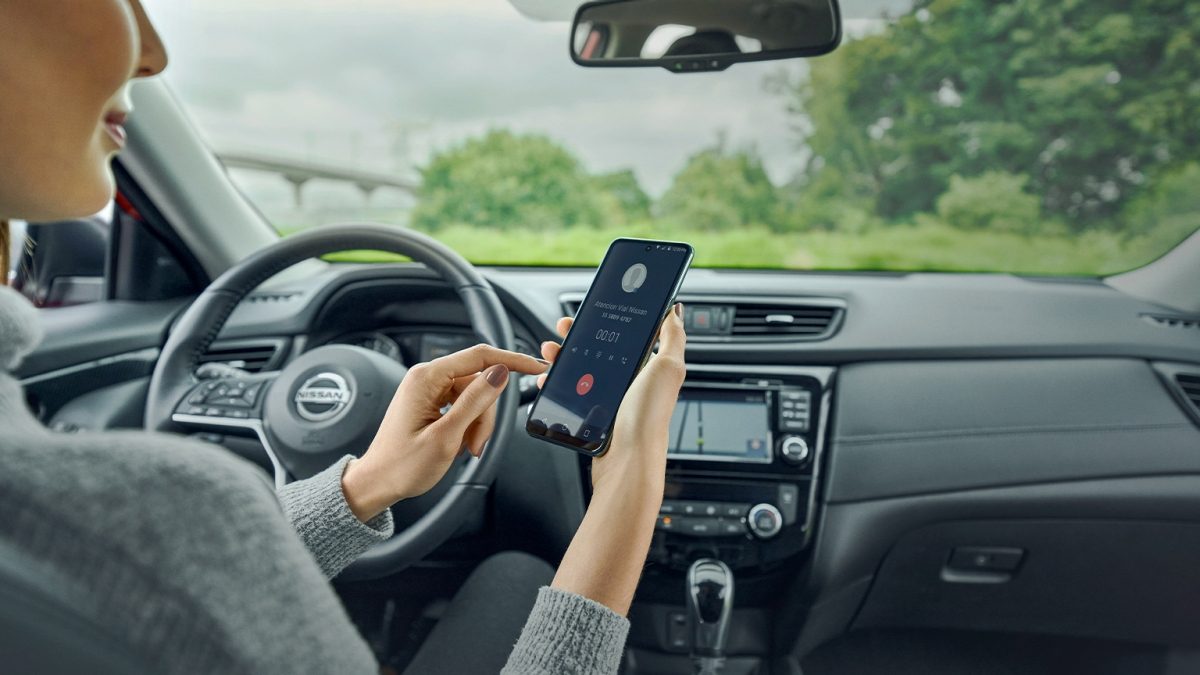 Vista de frente de teléfono con la aplicación NissanConnect para Nissan March