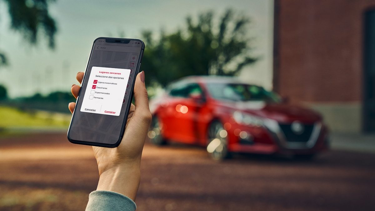 Vista de frente de teléfono con la aplicación NissanConnect para Nissan March