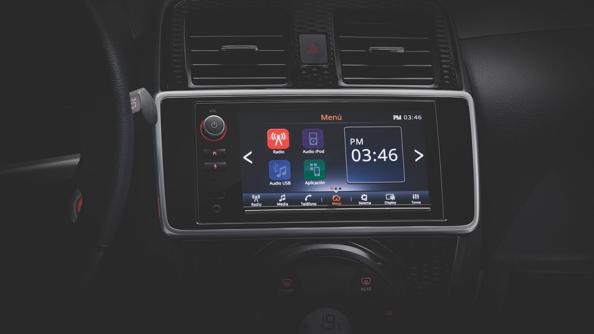Detalle de la pantalla táctil de Nissan March con aplicaciones de Android CarPlay y Apple Music