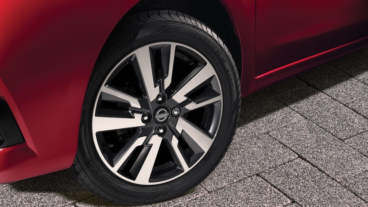 Detalle de los rines de Nissan March que amplifican su estilo