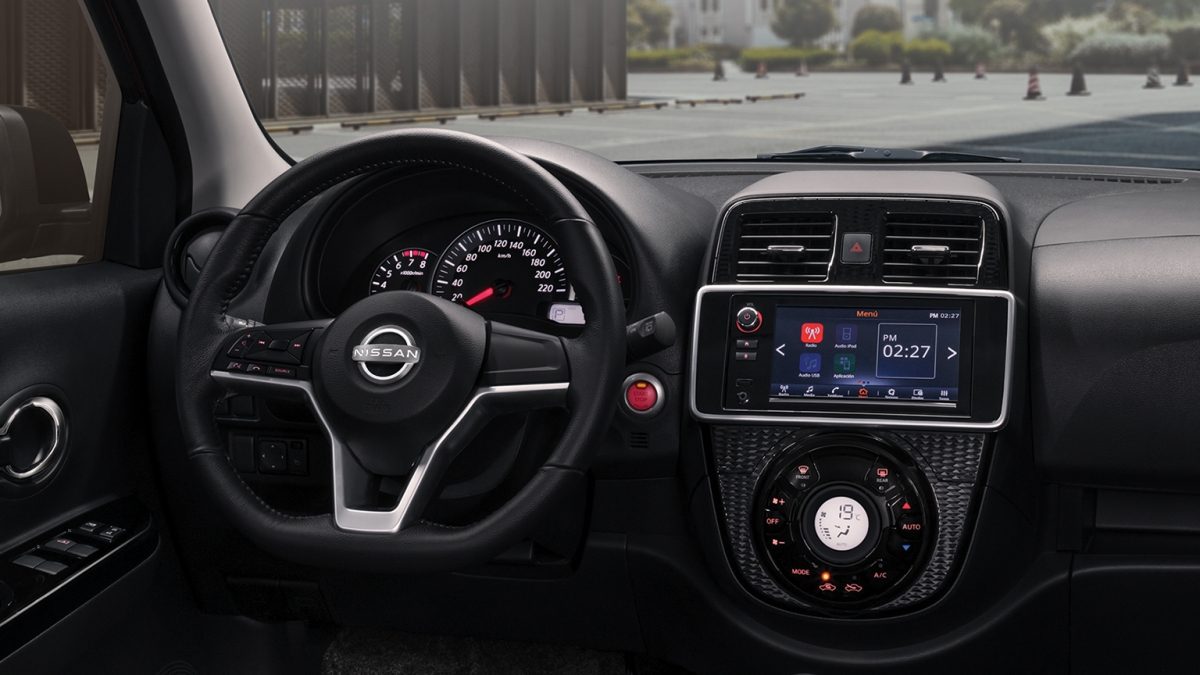 Detalle del tablero de Nissan March donde se aprecian volante tipo D y pantalla táctil