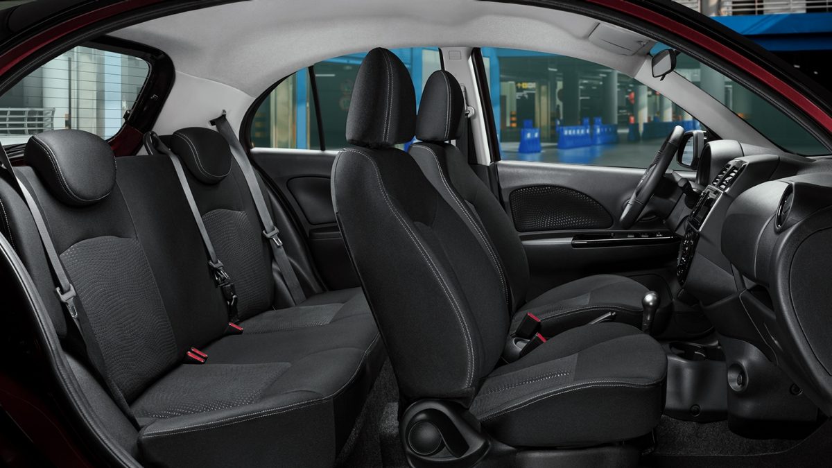 Detalle lateral de los interiores de Nissan March que demuestra la capacidad y comodidad para todos sus ocupantes