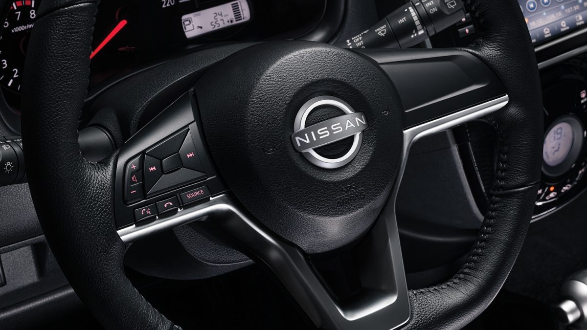 Detalle del volante en D de Nissan March para un manejo más cómodo