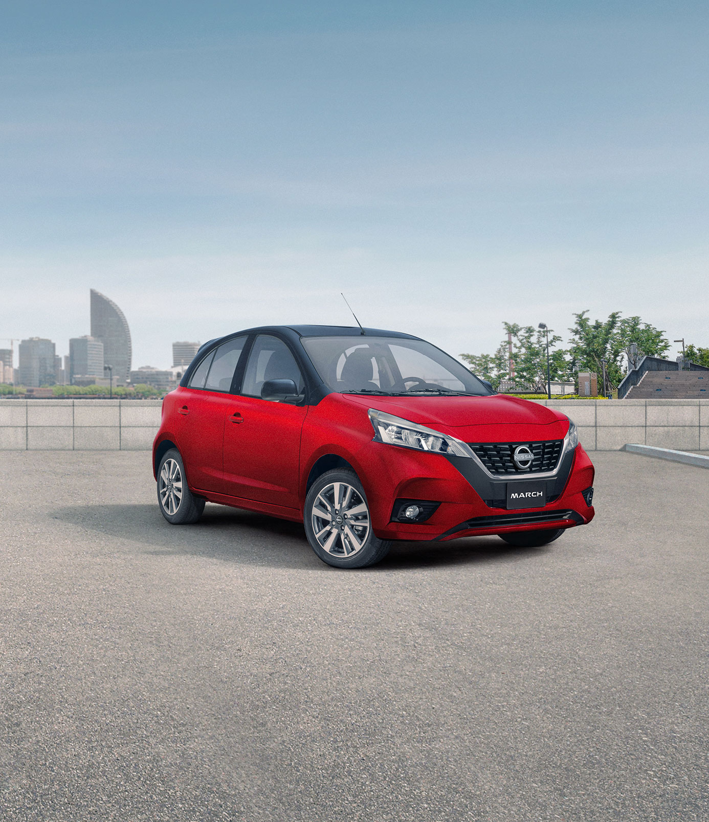 Vista frontal de Nissan March bitono con una mujer joven recargada
