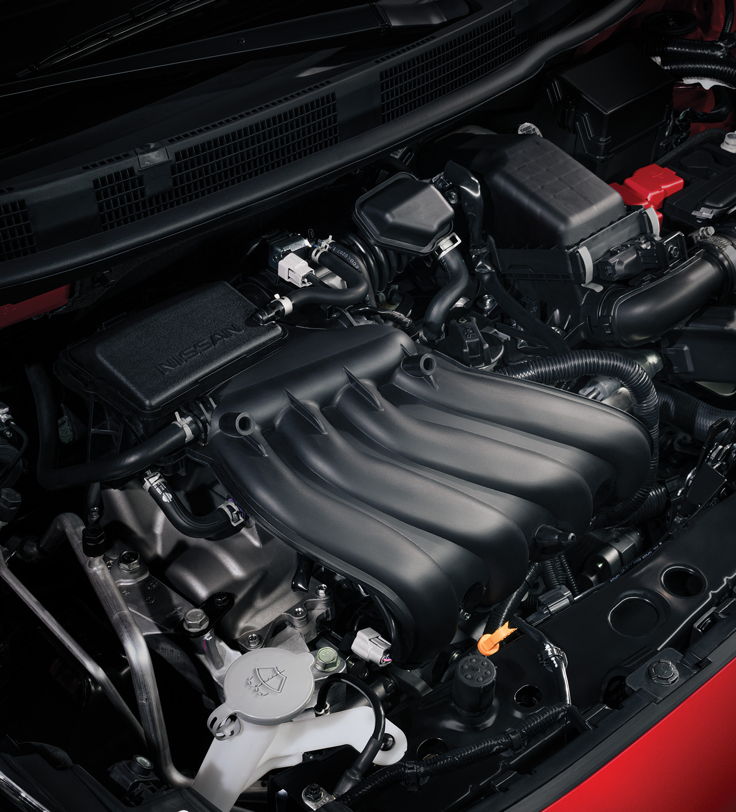 Detalle del motor de Nissan March con la potencia necesaria para amplificar emociones en la ciudad