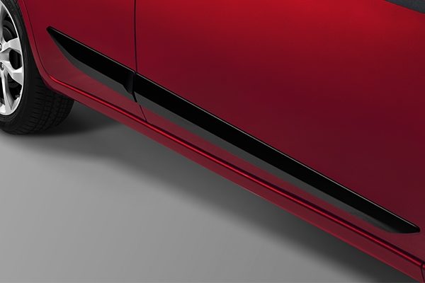 Detalle de la moldura color negro para puerta de Nissan March que amplifica su estilo