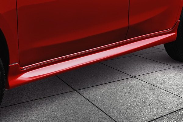 Detalle de los faldones laterales de Nissan March que amplifican su estilo