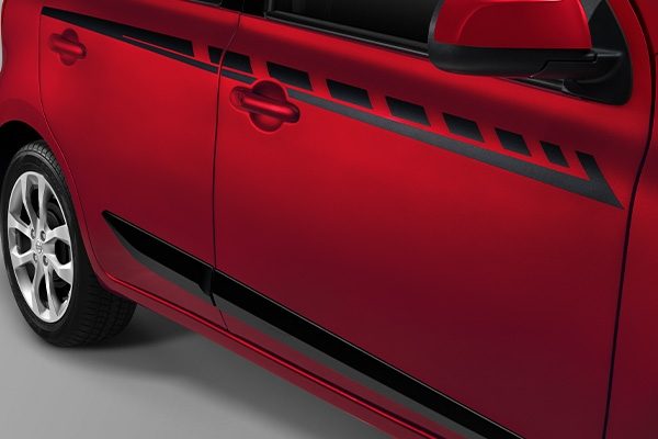 Detalle de las calcomanías deportivas de Nissan March que amplifican su estilo