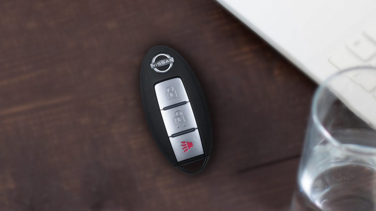 Vista de jóvenes conduciendo un Nissan mientras la mamá tiene activado NissanConnect