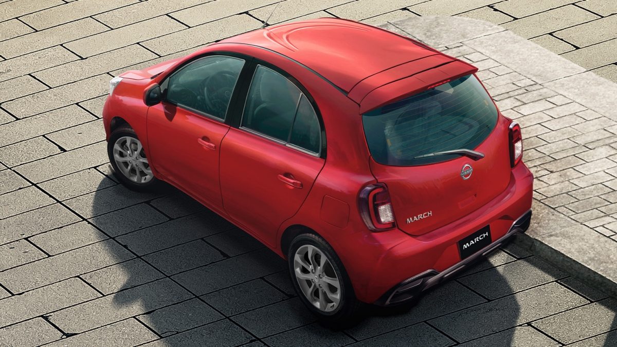 Vista superior de Nissan March que luce completamente el toldo negro de este auto bitono