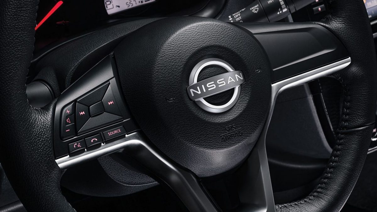 Detalle del volante en D de Nissan March para un manejo más cómodo