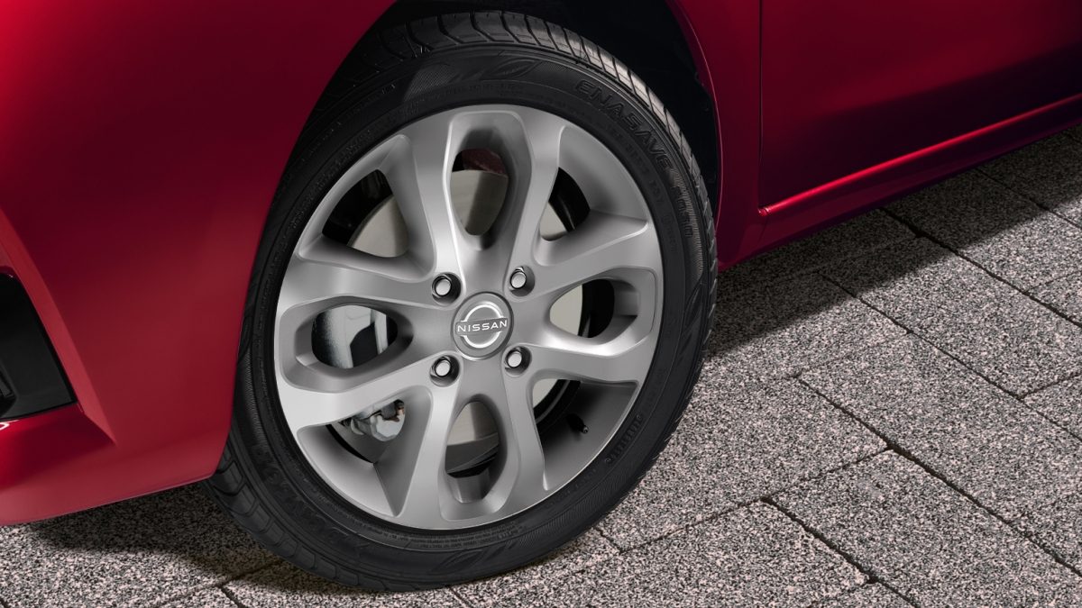 Detalle de los rines de Nissan March que amplifican su estilo