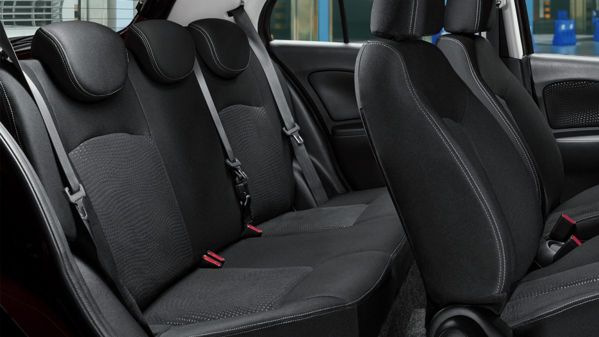 Detalle lateral de los interiores de Nissan March que demuestra la capacidad y comodidad para todos sus ocupantes