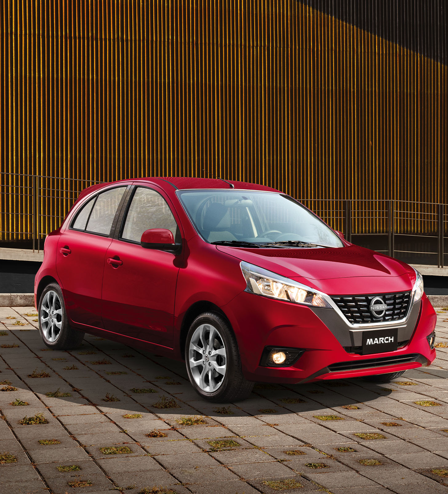 Vista frontal tres cuartos de Nissan March en fondo blanco