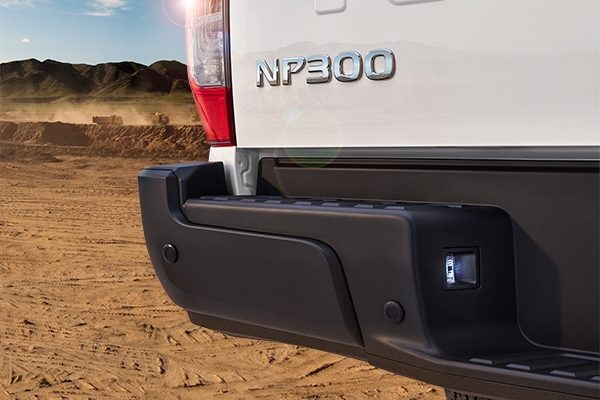 Detalle del badge de Nissan NP300 2023, lista para una jornada imparable