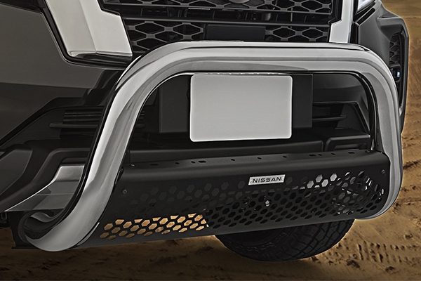 Detalle del tumbaburros cromado de Nissan NP300, imparable ante cualquier obstáculo del camino