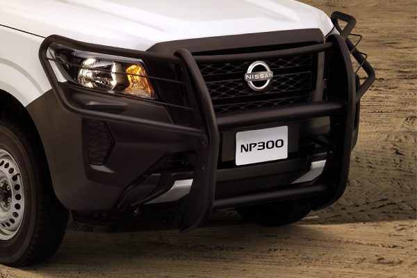 Detalle del tumbaburros negro de Nissan NP300, imparable ante cualquier obstáculo del camino
