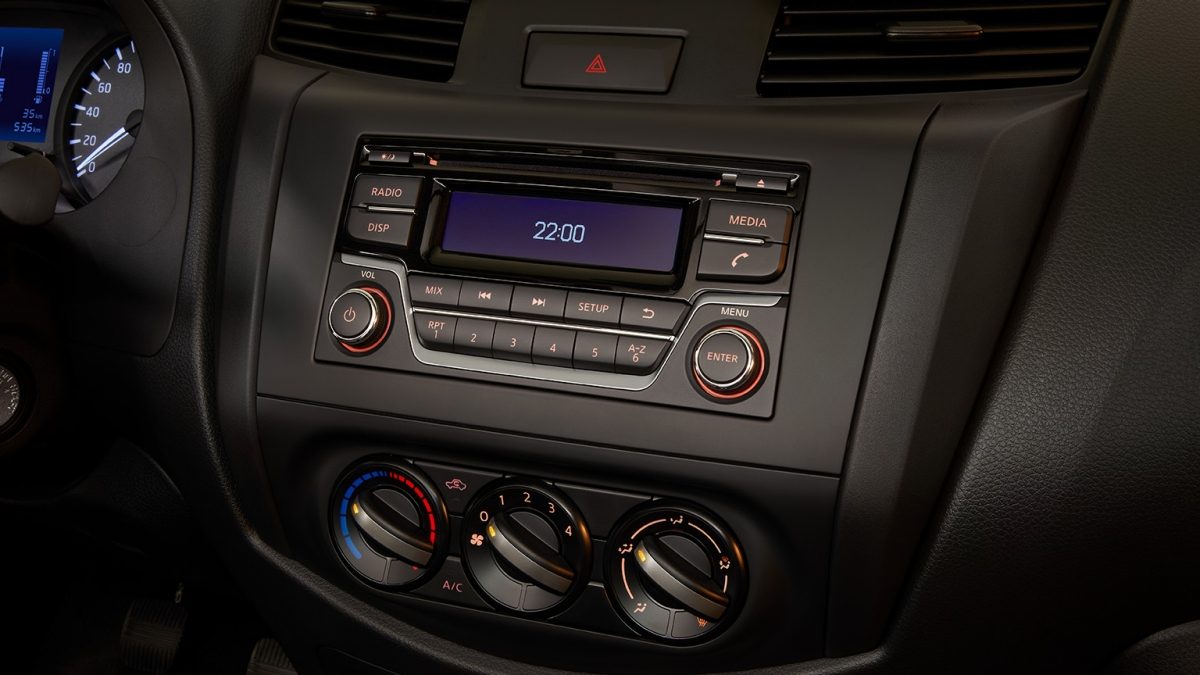 Detalle del radio y controles de calefacción y aire acondicionado de Nissan NP300