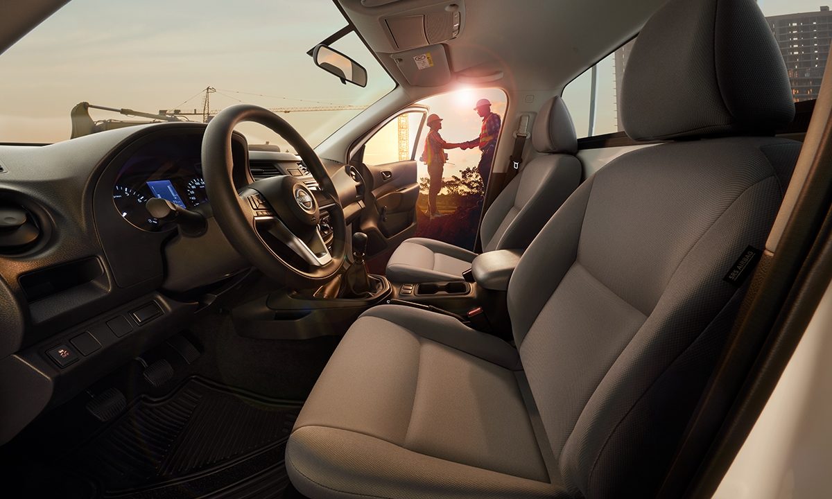 Vista interior lateral de Nissan NP300 demostrando que cuenta con el espacio suficiente para brindar comodidad a un conductor imparable