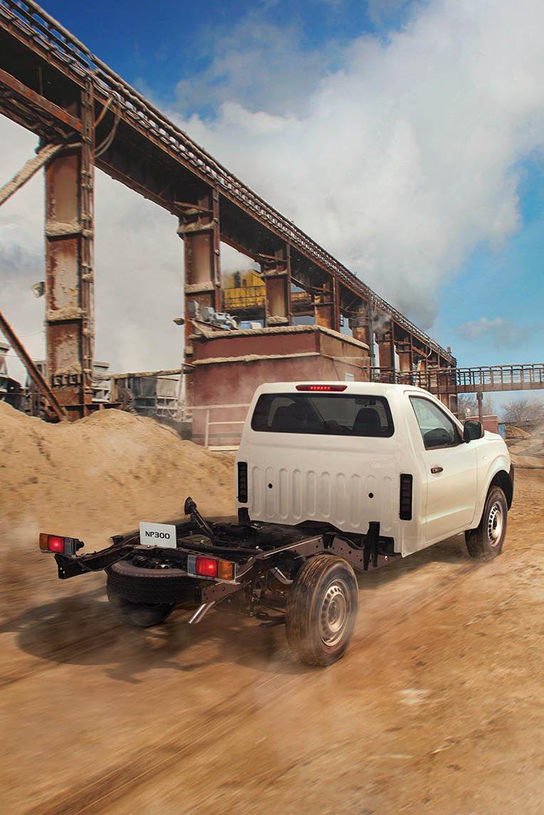 Vista trasera de Nissan NP300 2023 en versión chasis  mostrando ser imparable en cualquier terreno