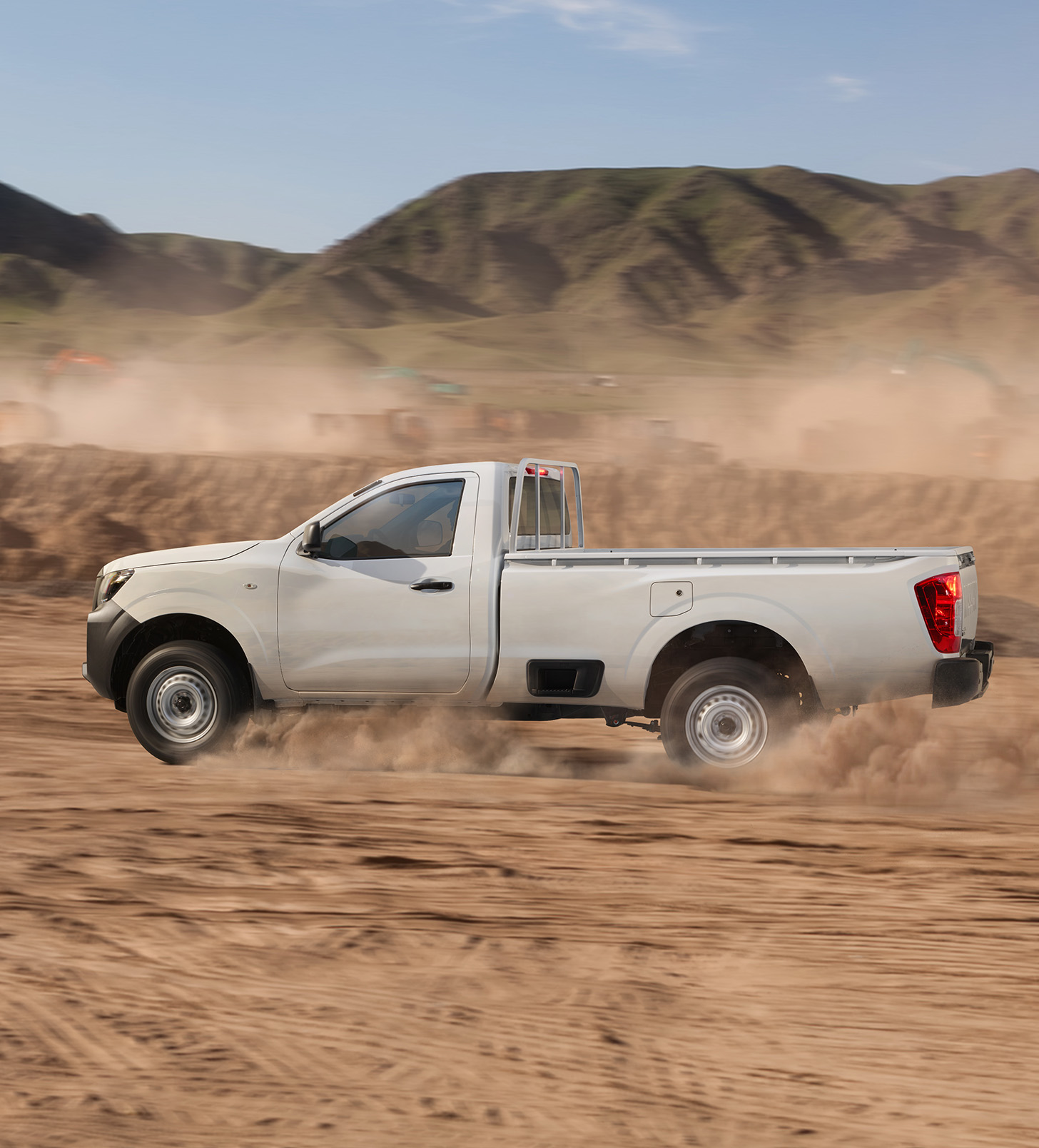 Vista lateral de Nissan NP300 recorriendo el off road como solo una imparable puede hacerlo