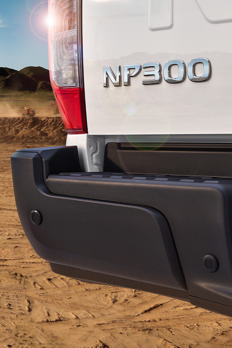Detalle del badge de Nissan NP300 2023, lista para una jornada imparable